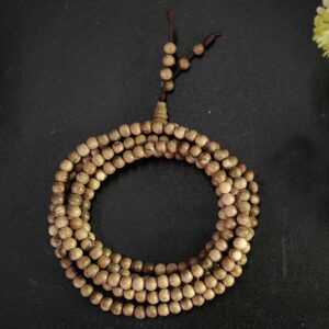 Vòng tay chổi hạt trầm hương rừng 4 ly (1)