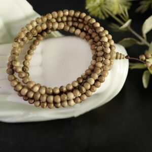 Vòng tay chổi hạt trầm hương rừng 4 ly (1)